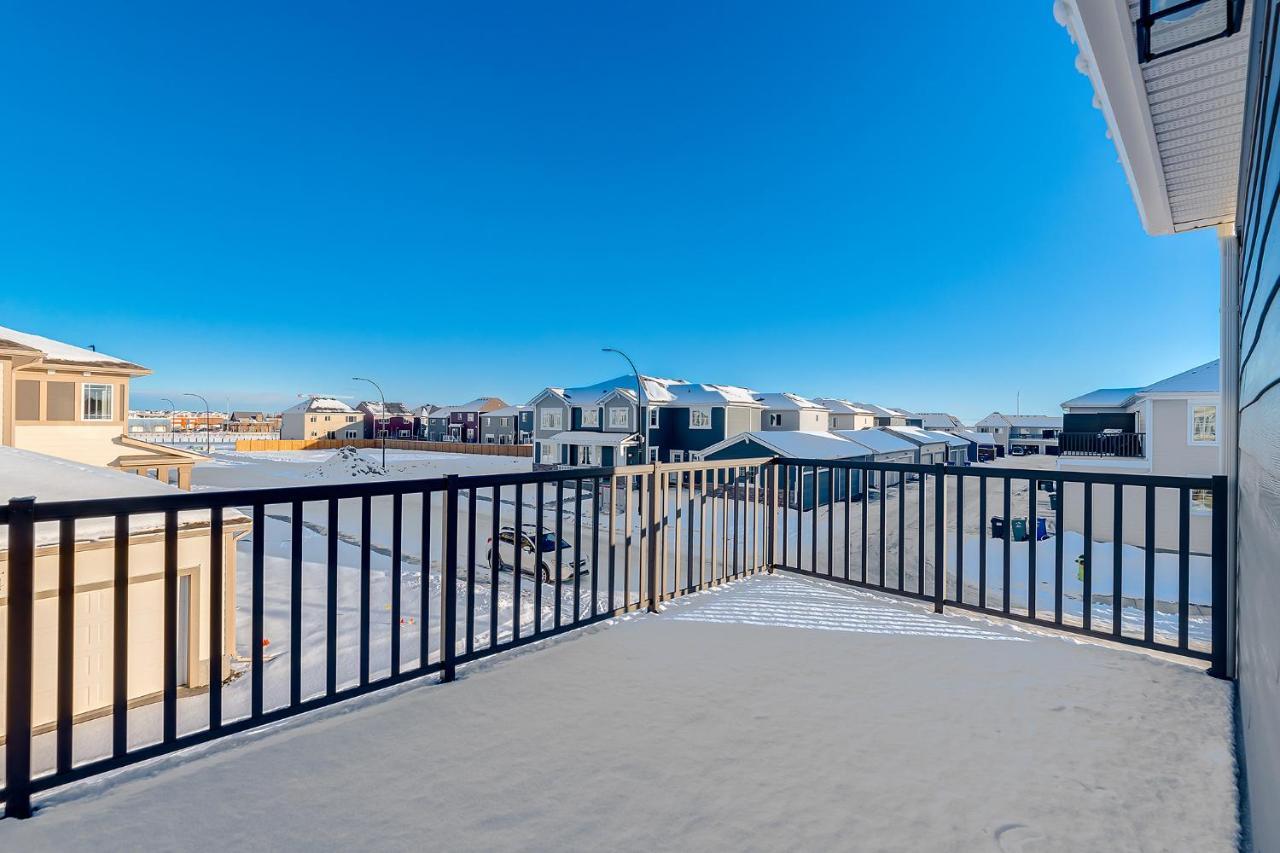 New Home With Ac, Patio And Netflix Калгари Экстерьер фото